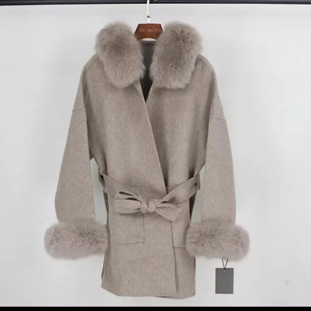 Jag säljer denna äkta päls kappa i äkta ull och i fint skick som kommer ej till användning mer, säljer för 1,900. Kan även tänka mig att gå ner i pris. Jag vill bli av med kappan. . Jackor.