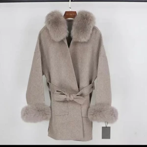 Päls kappa  - Jag säljer denna äkta päls kappa i äkta ull och i fint skick som kommer ej till användning mer, säljer för 1,900. Kan även tänka mig att gå ner i pris. Jag vill bli av med kappan. 