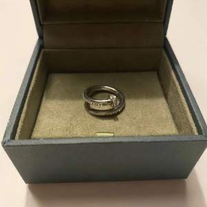 super cool silver ring med diamant detaljer, (en diamant är trasig) men det syns inte. Rostfri, silver 925