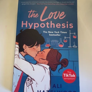 The love hypothesis  - Pocketbok i engelsk text. Boken är som ny.