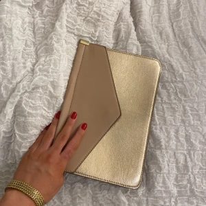 Väska från New Look - Köpt i London, använt den under speciella tillställningar! 