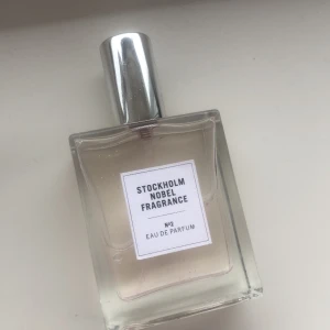 Stockholm Nobel Fragrance parfym - Säljer denna parfym för att jag redan har en av den så behöver inte två så tänkte att jag kunde sälja en av dem🫶🏻💗står ej för postens slarv men det kommer med skydd, sen kan jag tänka mig att mötas upp men det är om du bor nära 
