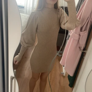 Beige klänning!!  - Storlek M men jag har storlek XS och den passar mig så den är väldigt stretchig. Den är från Shein. Använder ej den längre.😊
