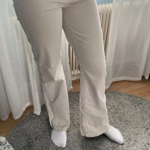 Beiga jeans från Nakd - Nyköpta jeans men knappt använda