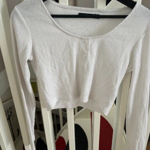 Ribbad tröja - Vit tröja med knappar från bikbok i storlek M