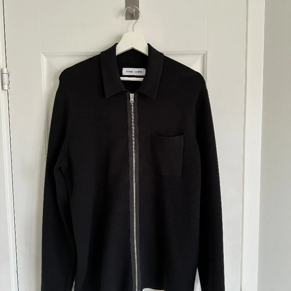En svart Samsoe Samsoe Zip tröja som är tvättad men inte använd en enda gång.  Nypris är cirka 1 500kr.  Inget kvitto kvar tyvärr.  Storlek L. . Tröjor & Koftor.