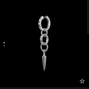 Säljer mitt ”Chaos Queen earring” örhänge från Maria Nilsdotter som inte kommer till användning längre Nypris 2795 - Sparsamt använt. Örhänget säljs ensamt.   💗