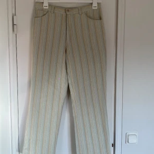 Randiga lågmidjade byxor  - Så fina, är en herrbyxa men funkar bra för mig som brukar ha s. Sitter lågmidjade men är ändå oversized. Köpta secondhand i bra skick. 
