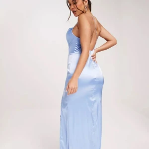 Blå satinklänning  - Jättesnygg blå satinklänning som passar perfekt till bal eller avslutning! Endast använd en gång när jag slutade nian, den går presis ner till fötterna på mig som är 1,70☺️🩵(Köpt för 900)