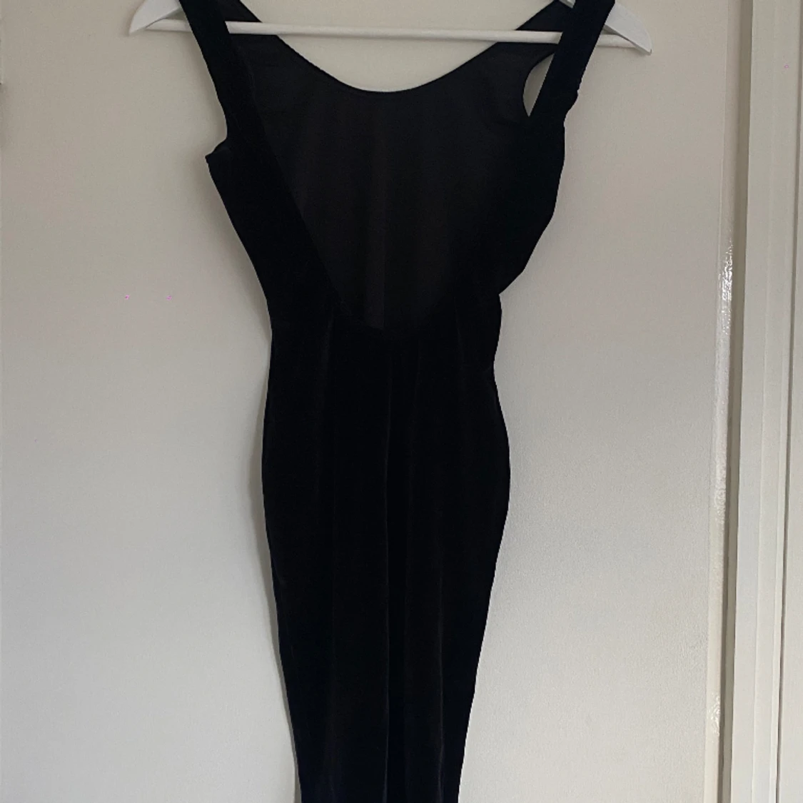 Tajt svart klänning  - 90