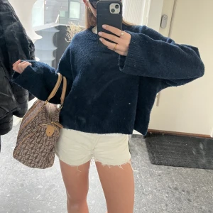 Vita denim shorts  - Ett par supersnygga benvita jeans shorts med medelhög midja som jag inte använder längre❤️  