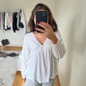 blus - superfin blus i jättebra skick, enbart testad aldrig använt 