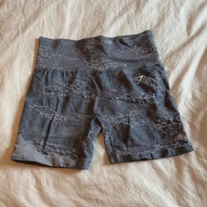 Gymshark shorts  - Säljer mina superfina gymshark tights då de inte längre kommer till använder🫶 Modell: Adapt Camo Seamless Shorts Färg: Evening Blue Nypris: 499kr