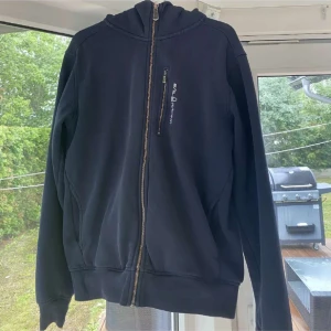 Sail racing kofta - Säljer nu min sail racing kofta i ny skick. Pris kan diskuteras vid snabb affär!