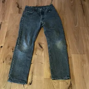 Det är ett par ganska nya jeans, Storlek W24 L26. 