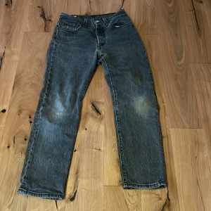 Ett par gråa jeans  - Det är ett par ganska nya jeans, Storlek W24 L26. 