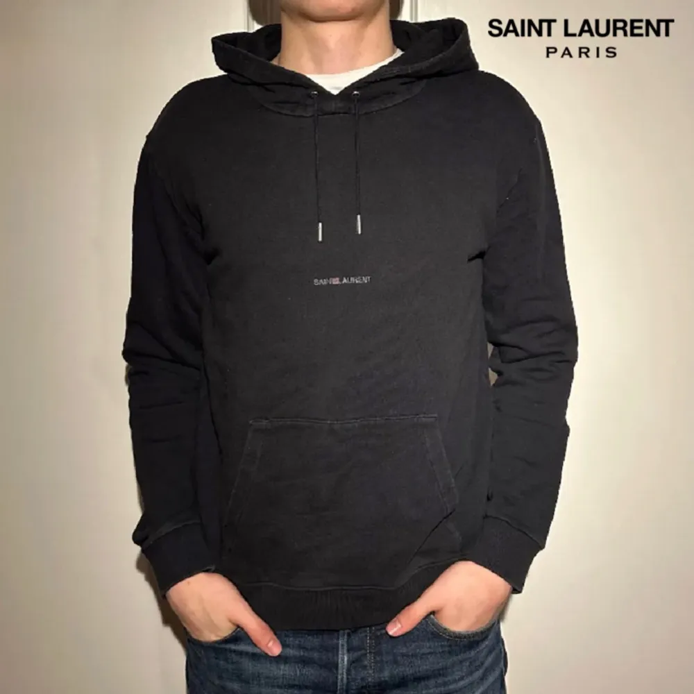 En riktigt fet och sällsynt saint Laurent hoodie i fint skick! Nypris Över 10000! Det är storlek M, passar även S. Skriv om det är nagra fràgor eller funderingar!. Hoodies.