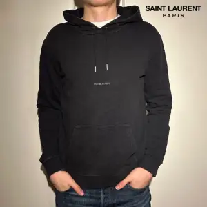 En riktigt fet och sällsynt saint Laurent hoodie i fint skick! Nypris Över 10000! Det är storlek M, passar även S. Skriv om det är nagra fràgor eller funderingar!