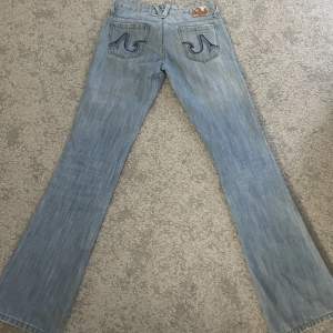 Jättefina lågmidjade jeans med broderade fickor. Midjemått 37 och innerbenslängd 82