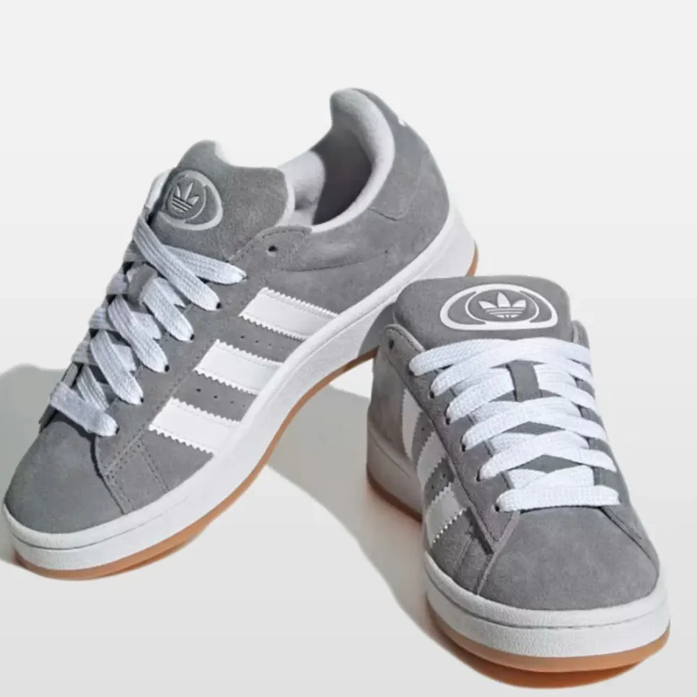 Helt nya och oanvända adidas campus 00 ”grey gum”. Kartong och extra skosnören medföljer! Box medföljer 💙 . Skor.