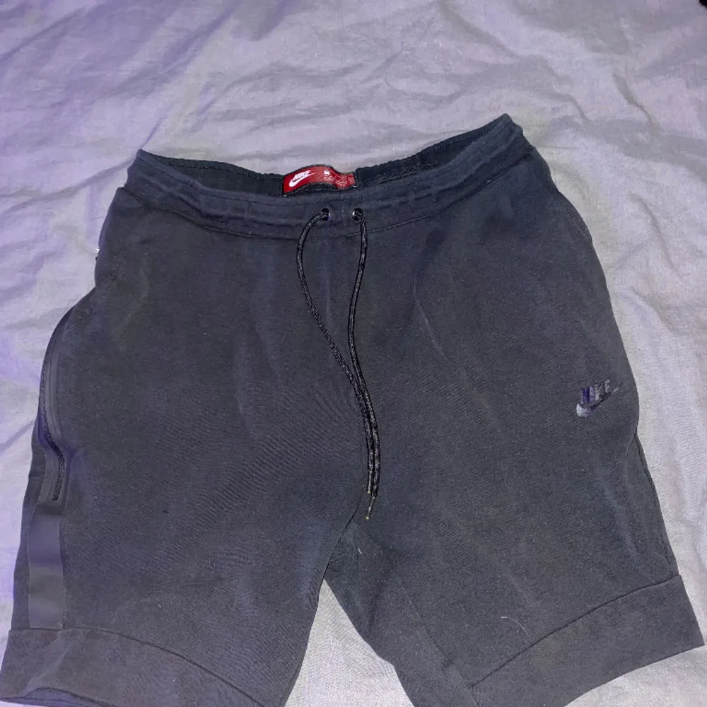 Nike tech shorts, passar dig som har L eller M. Bra skick fanns ett litet hål på dem men lagat så syns inte.. Shorts.