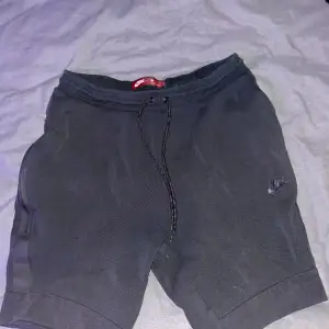 Nike tech shorts, passar dig som har L eller M. Bra skick fanns ett litet hål på dem men lagat så syns inte.