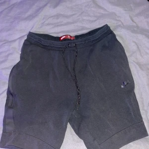 Nike tech shorts - Nike tech shorts, passar dig som har L eller M. Bra skick fanns ett litet hål på dem men lagat så syns inte.