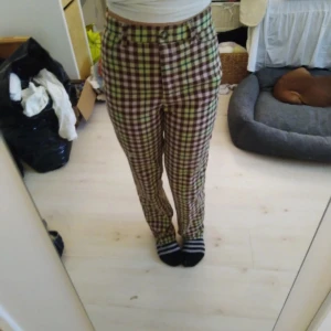 kostymbyxor monki - fina rutiga kostymbyxor från Monki, de är högmidjade. använd fåtal gånger och har inga tecken på slitage