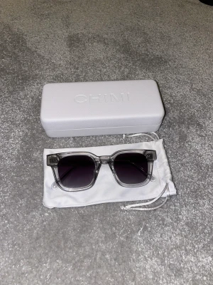Chimi 04 - Säljer dessa Chimi eyewear modell 04 i färgen Grey. Dessa är sparsamt använda och i nyskick. Box, påse och kvitto finns. Nypris 1250kr.