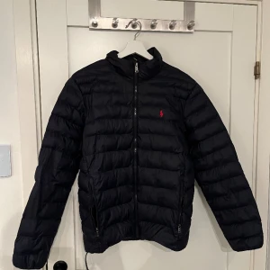 Ralph Lauren Jacka - Hej! Nu säljer jag min väldigt fina Ralph Lauren jacka som passar perfekt till våren/hösten. Storlek S. Skick - 9.5-10/10!! Säljer för 1099kr😱 men kan gå ner vid snabb affär. Skicka iväg ett meddelande vid fler frågor eller bilder💯