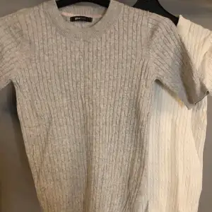 Två stycken kortärmade, stickade, tröjor från Gina.  Vit & ljusgrå. 💝 storlek M