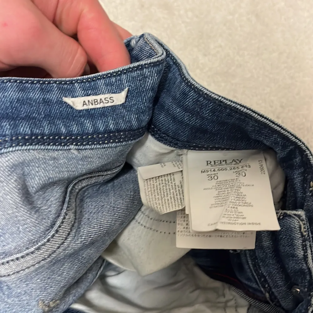 Skick 9/10, nypris 1600+, modell anbass, hör av dig vid frågor eller funderingar😁. Jeans & Byxor.