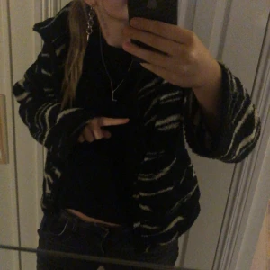 Flis jacka  - Flis jacka från hm i vitt och svart, strl M. Perfekt till våren❤️