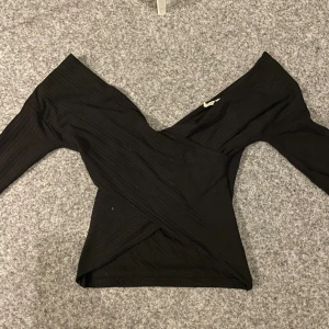 Tröja - Säljer denna oanvända tröjan från Nelly pågrund att den inte används. Nyskick köpt för 650kr säljer för 100💗