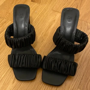 Svarta klackar, slip-ins - Strl. 38. Oanvända klackar 