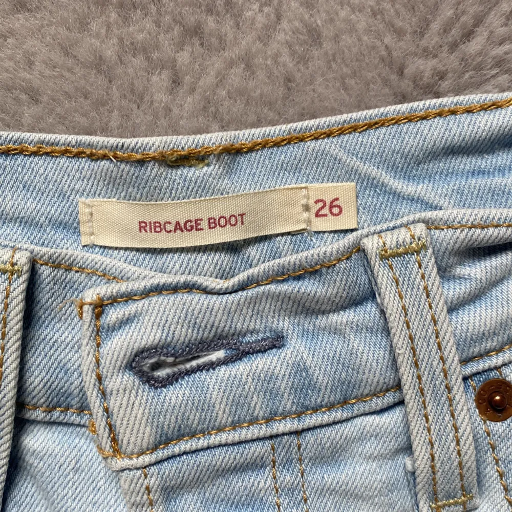 Använt fåtal gånger, hel överallt. Köparen står för frakten. Jeans & Byxor.