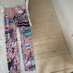 Stronges byxor och topp - Toppen är i storlek xs och byxorna är i storlek small, men passar ändå mig som använder storlek xs. Nypris på byxorna är 899kr och nypris på träningstoppen är 499kr. 500kr för båda. Köparen står för frakten.