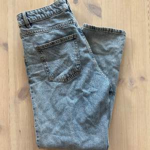 Jeans i modellen ”nea” från Lindex. Använda 2 ggr och sen tvättade 1 gång. Jättefint skick. Strl 38 