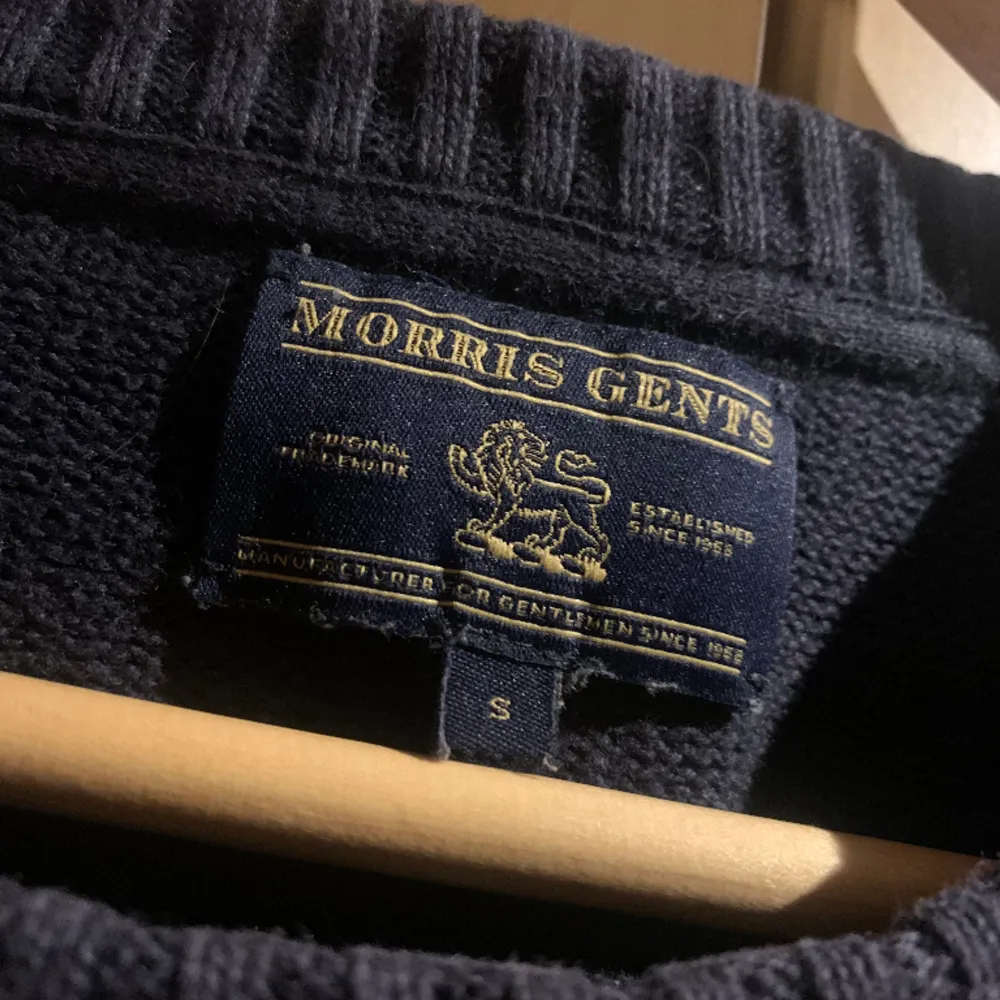 Säljer nu denna riktigt snygga tröja från Morris , skicket är 9/10. Hör av dig vid frågor eller funderingar.. Tröjor & Koftor.