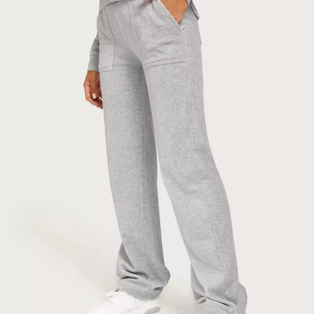 Nya juicy couture byxor i färgen grå. Köpte för 1200kr på NK, säljer för 500kr eller bud. . Jeans & Byxor.