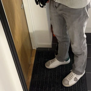 Levis 511’ - Säljer nu mina sparsamt använda Levis 511, slim. Trendiga, snygg grå färg och i fint skick. 