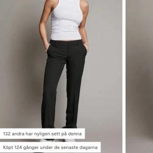 Kostymbyxor - Hej, jag säljer dessa jättefina kostymbyxor från bikbok , i modellen Vera 💖Säljs då dem blivit för stora för mig och inte kommer till användning, originalpris 500kr. 