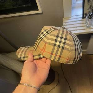 Autenthic/Äkta Burberry Keps - Autenthic/Äkta Burberry för salu, för mer info skriv i dm samt kan pris sänkas genom en snabb affär. Gratis Leverans🚗