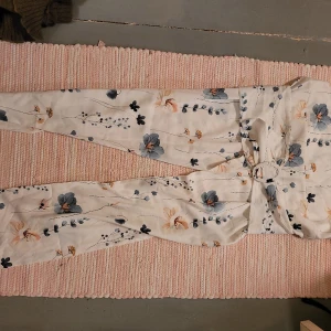 Nya byxor - Nyanbyxor med hög midjano breda ben