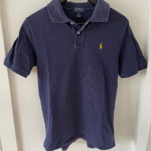 Ralph lauren oike - Ritkigt fet Ralph lauren piké i bra skick.  Storlek 14/16 vilket passar XS.  Skriv vid frågor eller funderingar👏
