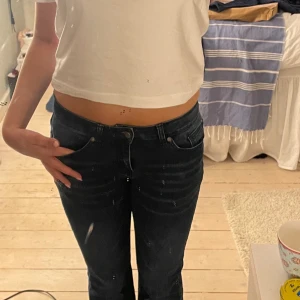 Mörkblåa jeans - Jätte fina jeans i bra skick men kommer tuvärr inte till användning, använt 2 gånger. Köpt för 650, pris kan diskuteras 