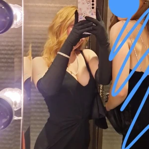 Svarta handskar och vit boa - Säljer mina svarta långa handskar samt en vit fjäder boa som användes en gång under en fest. Ena handsken har ett lite skadat finger men inget dom märks. Perfekt till fest med 50 tals tema.