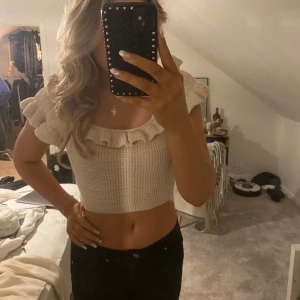 Skit söt topp! - Jättesöt topp från HM! Säljer då den inte kommer till användning! Använd fåtal gånger!💗 Lite beige/vit