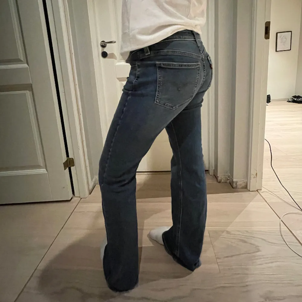 Snygga Levis jeans! Använda typ 2-3 gånger, inga defekter eller skador💗Jag är 164cm som mall och dom är lite långa🥰Skulle säga att det är storlek 36-38, så mellan S och M typ. Jeans & Byxor.