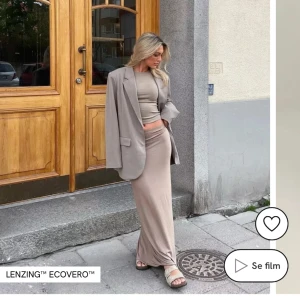 Lågmidjad maxikjol - Lågmidjad beige långkjol från Nelly. Används ej!+knappt använd 